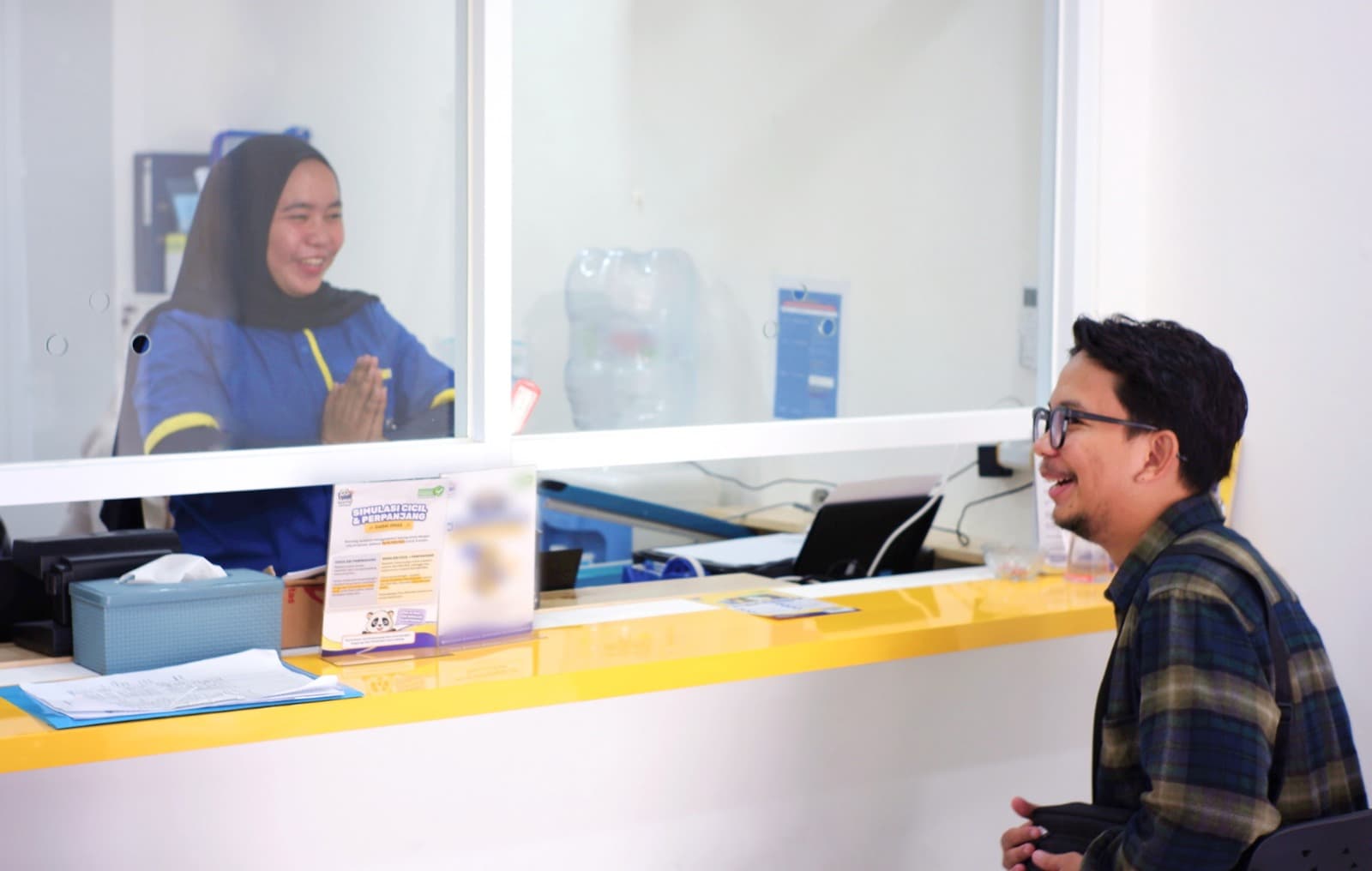 Tim penaksir Pandai Gadai melayani nasabah